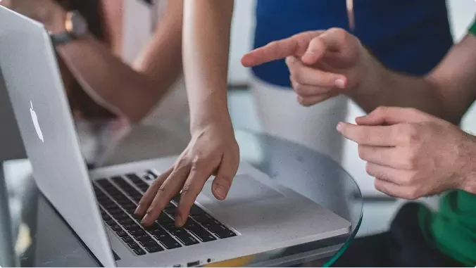 Profesional utilizando soluciones digitales para una PYME